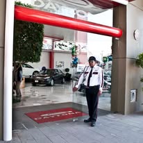 Guardia GSSIC en entrada de edificio