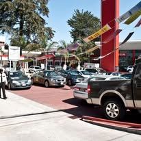 Guardia supervisando estacionamiento